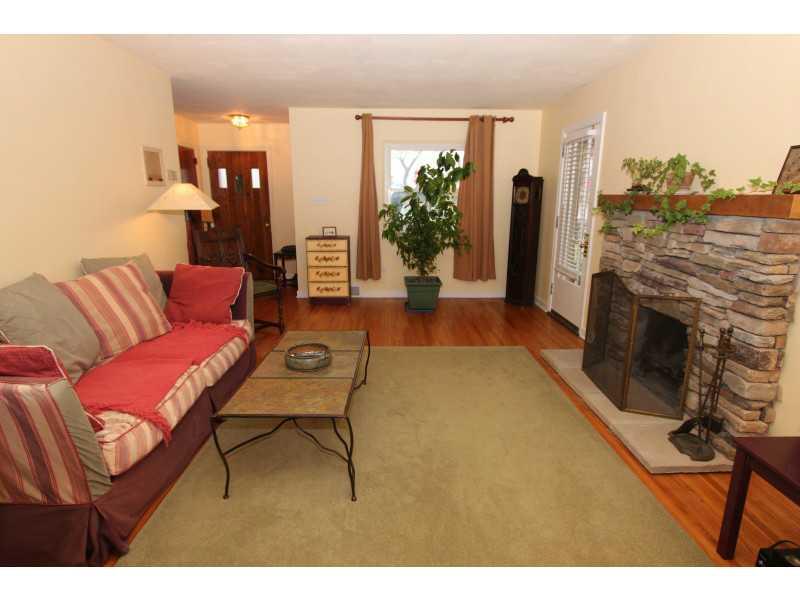 496 Old Farm Road Pittsburgh, PA 15228 - Photo 7 of 25 Living Room.