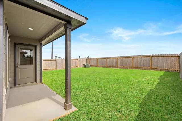 a view of a back yard