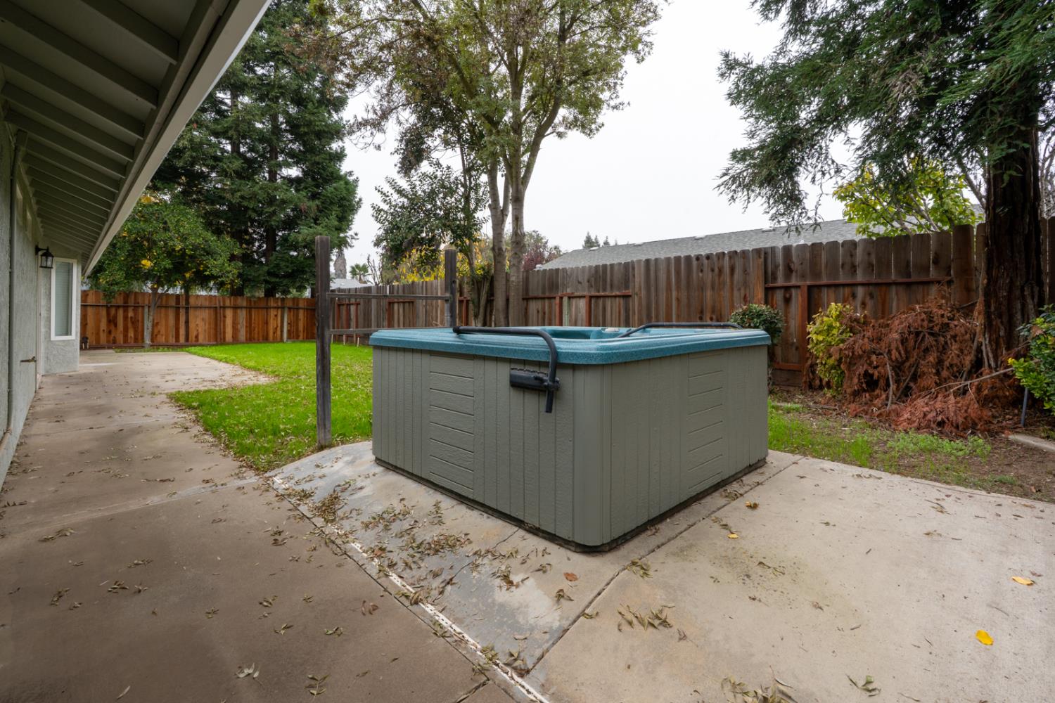 899 La Jolla Way Merced, CA 95348 - Photo 49 of 51 a view of a backyard with wooden fence