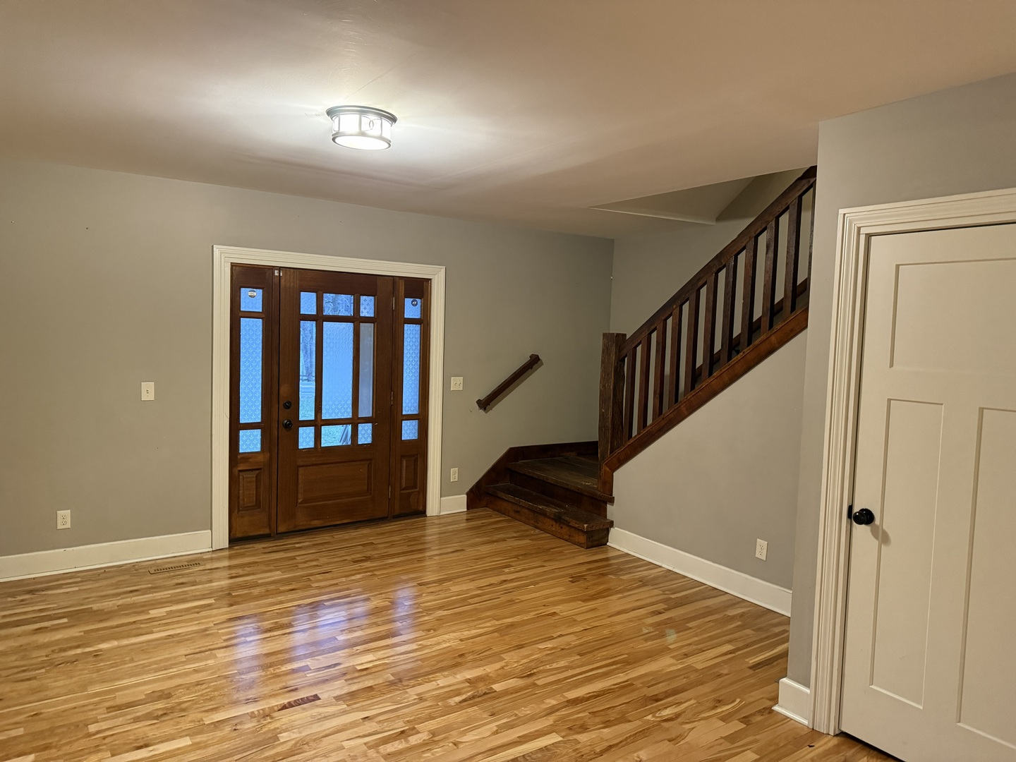 42W546 Highway 64 St. Charles, IL 60175 - Photo 4 of 18 a view of an entryway