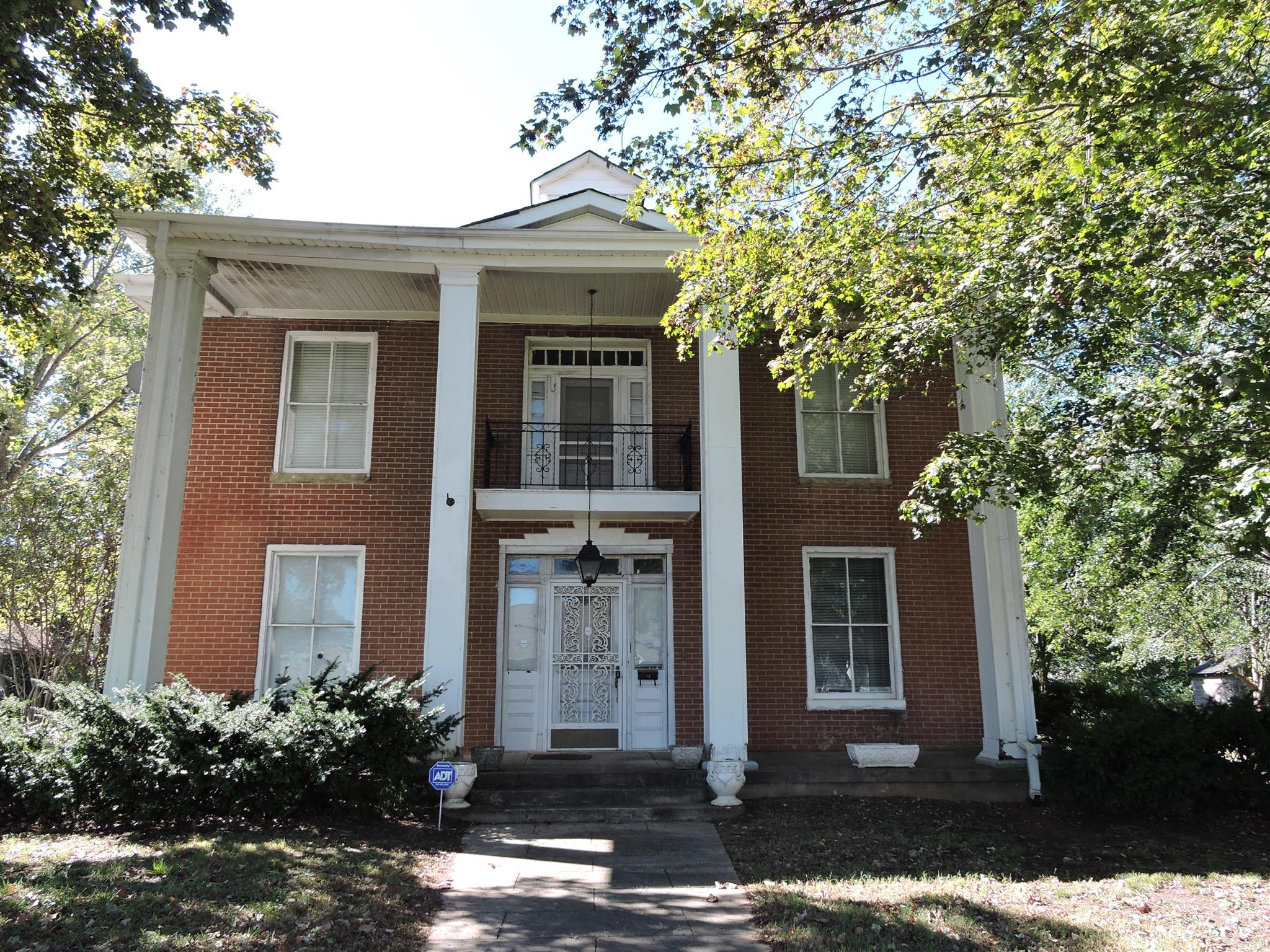 210 South High Street Winchester, TN 37398 - Photo 2 of 7 front view of a house