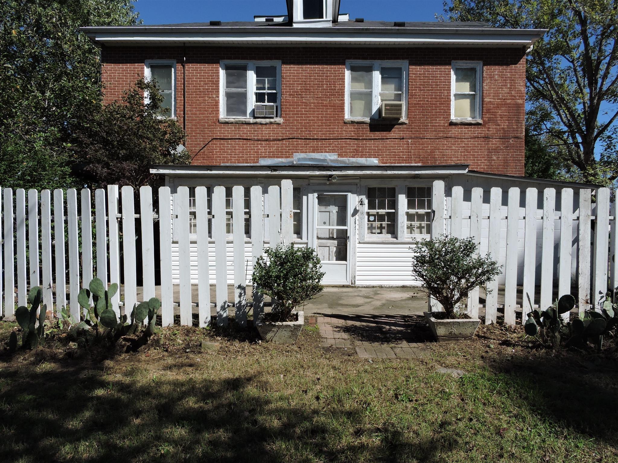210 South High Street Winchester, TN 37398 - Photo 7 of 7 a house view with a garden space