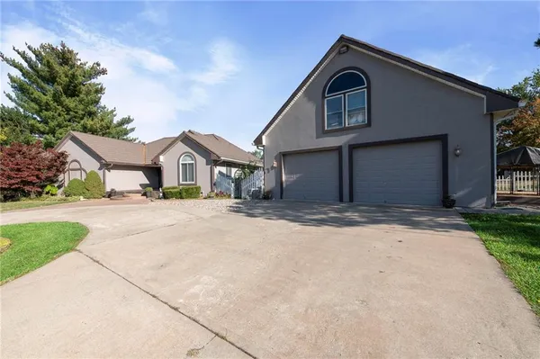 $1,050,000 | 9401 South Buckner Tarsney Road, Oak Grove, MO 64075