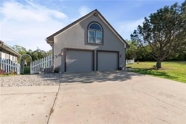 $1,050,000 | 9401 South Buckner Tarsney Road, Oak Grove, MO 64075