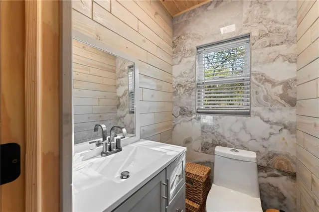 $1,050,000 | 9401 South Buckner Tarsney Road, Oak Grove, MO 64075