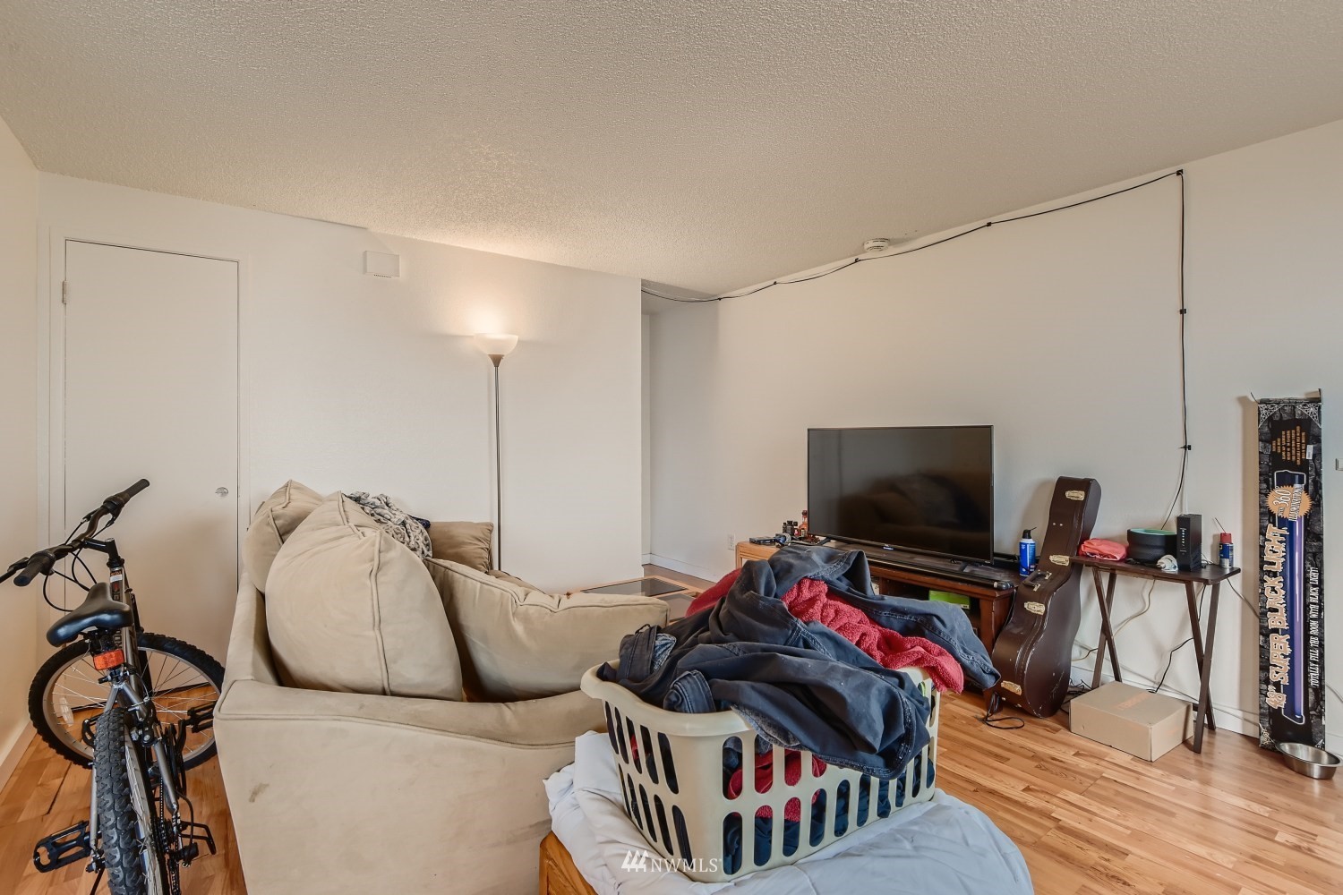 3325 Rockefeller Avenue Everett, WA 98201 - Photo 11 of 32 a living room with furniture and a flat screen tv
