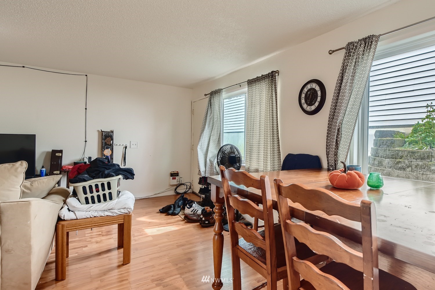 3325 Rockefeller Avenue Everett, WA 98201 - Photo 12 of 32 a living room with furniture and a window
