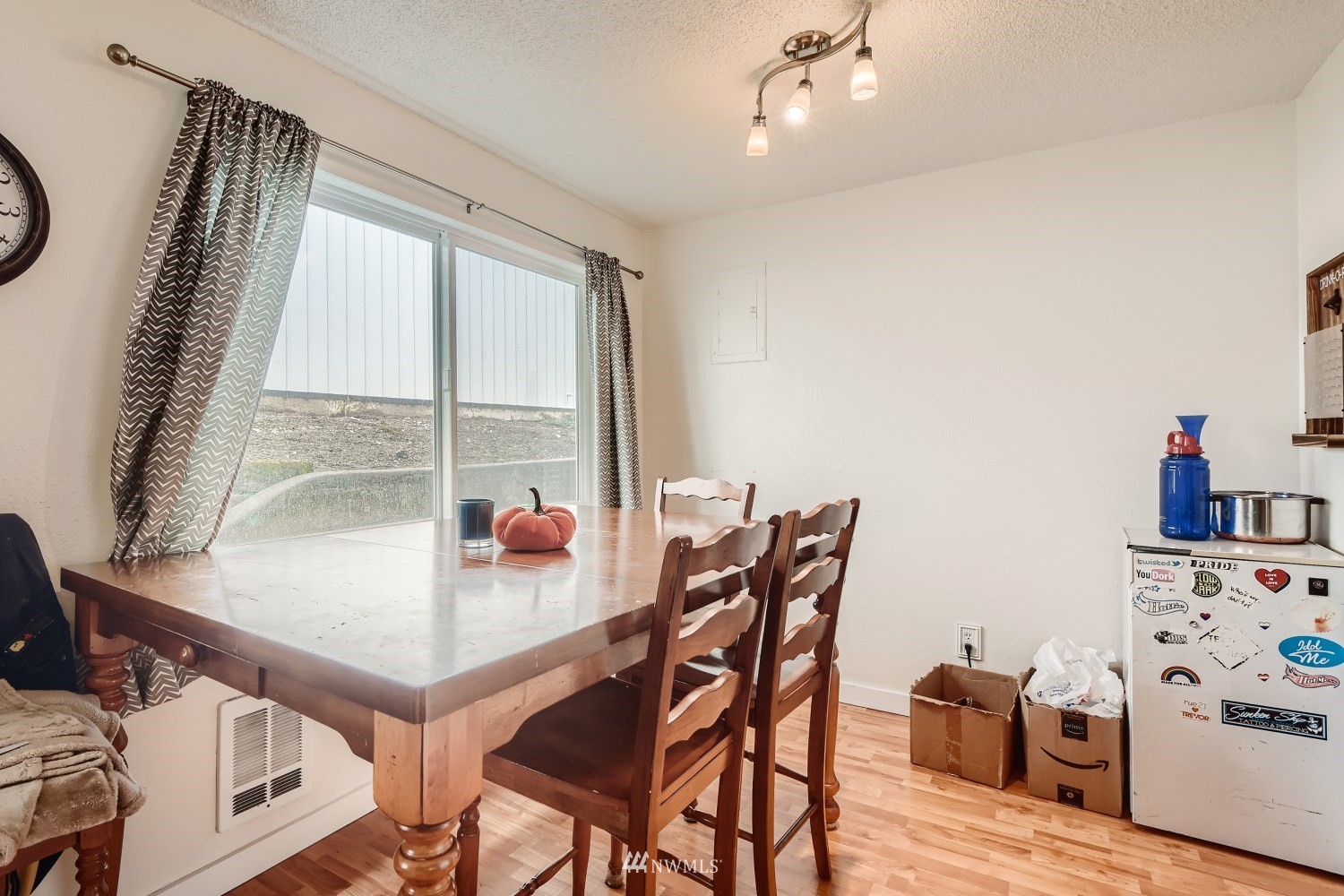 3325 Rockefeller Avenue Everett, WA 98201 - Photo 13 of 32 a workspace with furniture and window