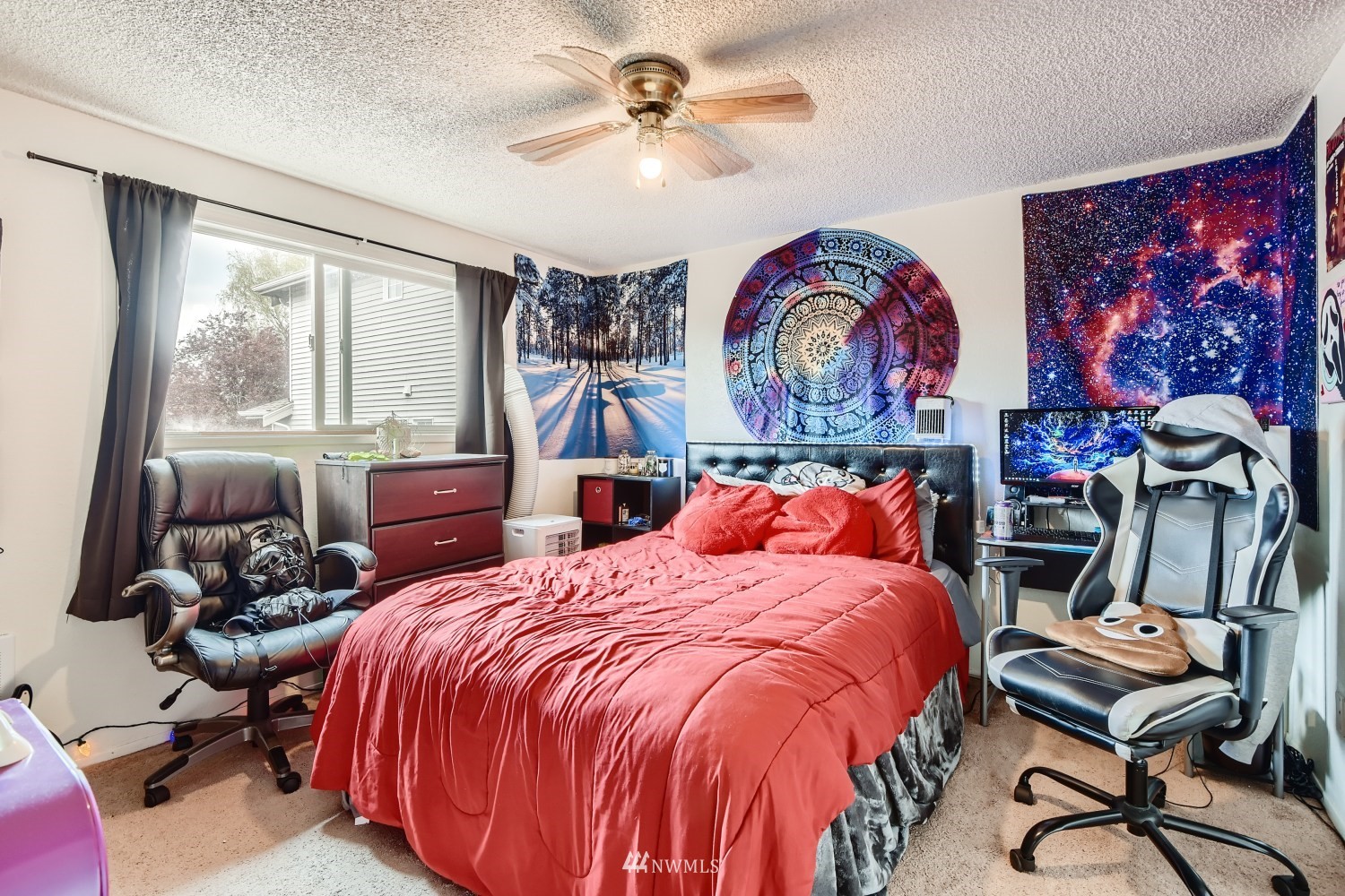 3325 Rockefeller Avenue Everett, WA 98201 - Photo 18 of 32 a bed room with two bed and a chair