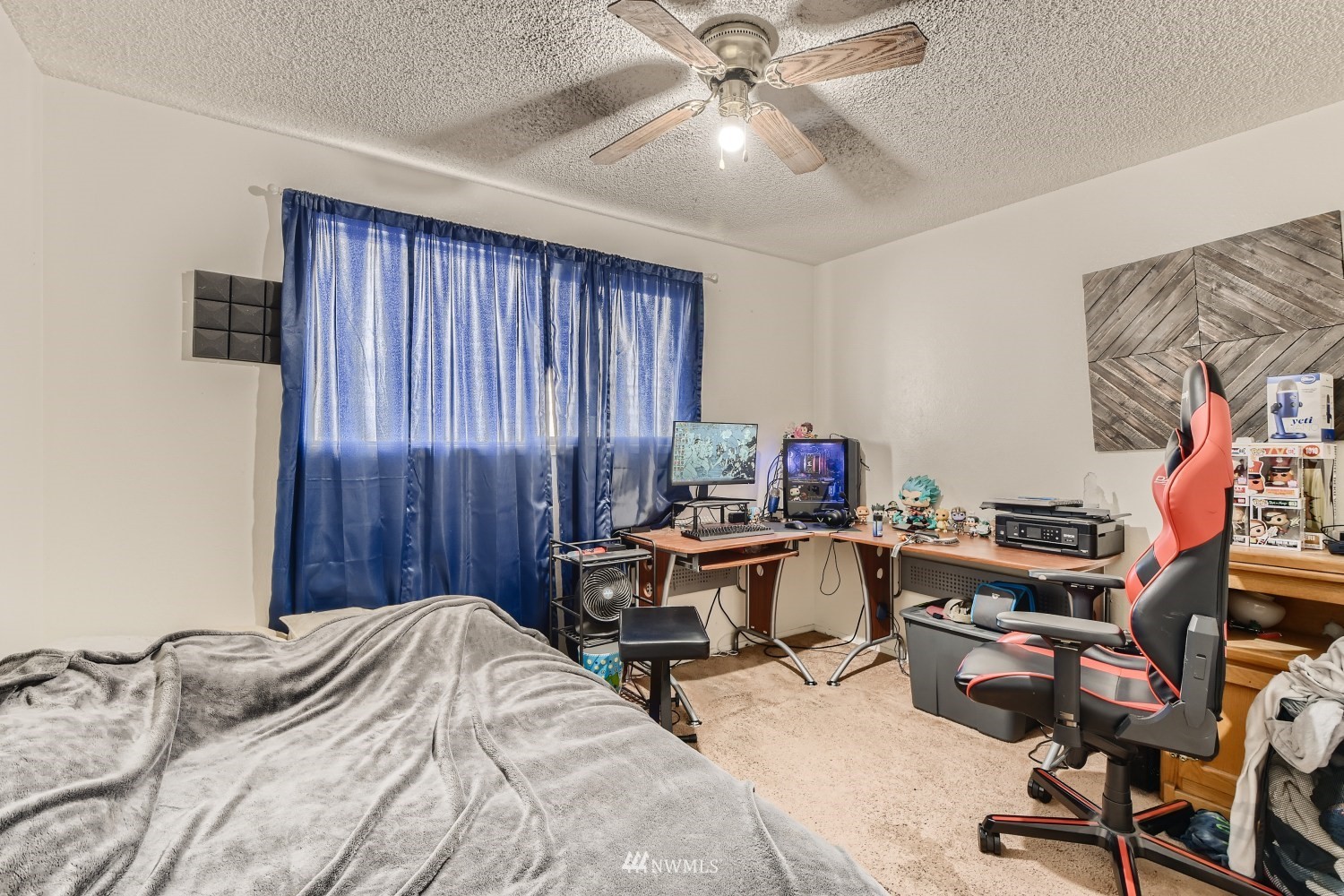 3325 Rockefeller Avenue Everett, WA 98201 - Photo 20 of 32 a bedroom with a bed and a chandelier