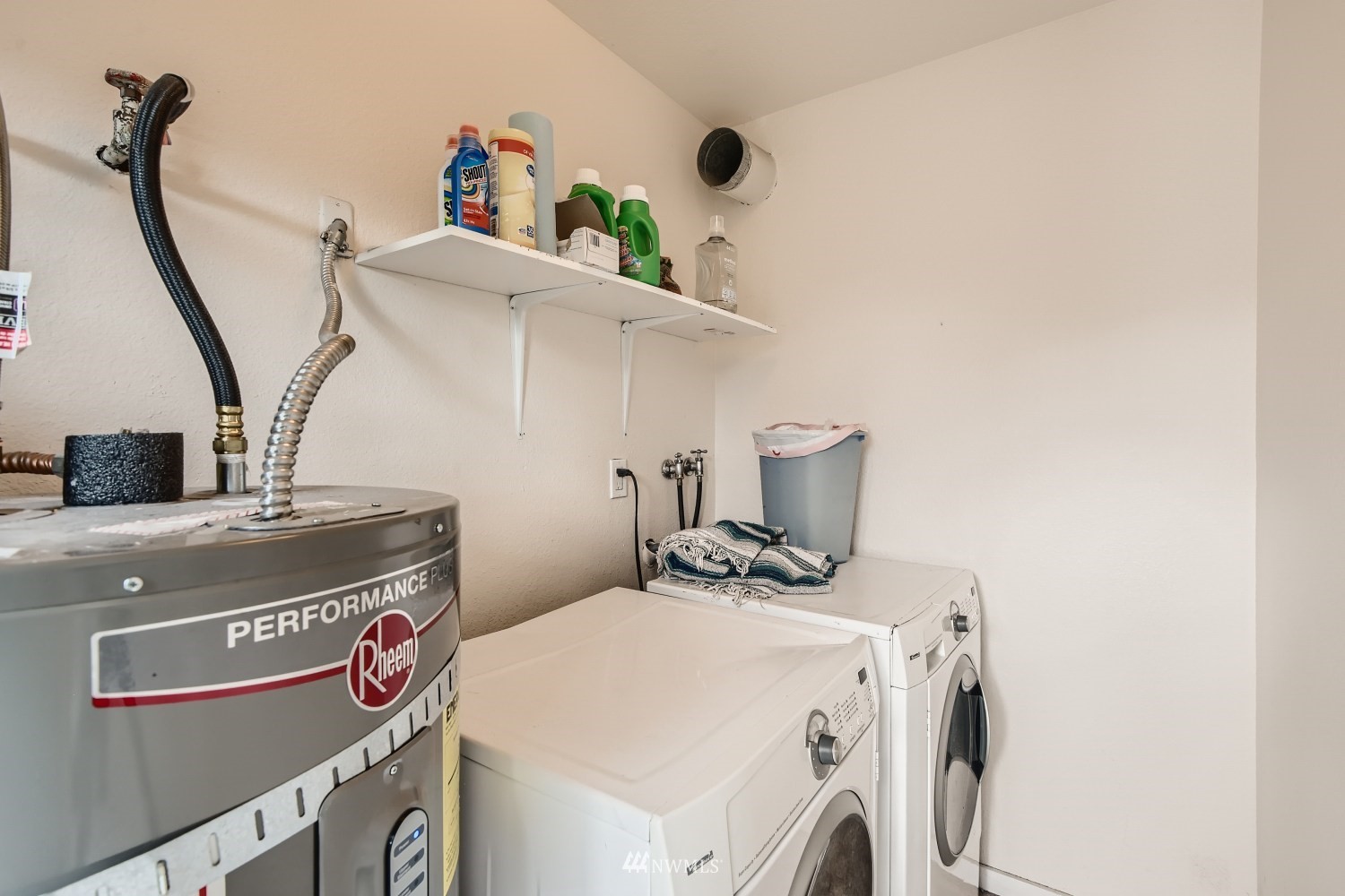 3325 Rockefeller Avenue Everett, WA 98201 - Photo 23 of 32 a utility room with dryer and washer