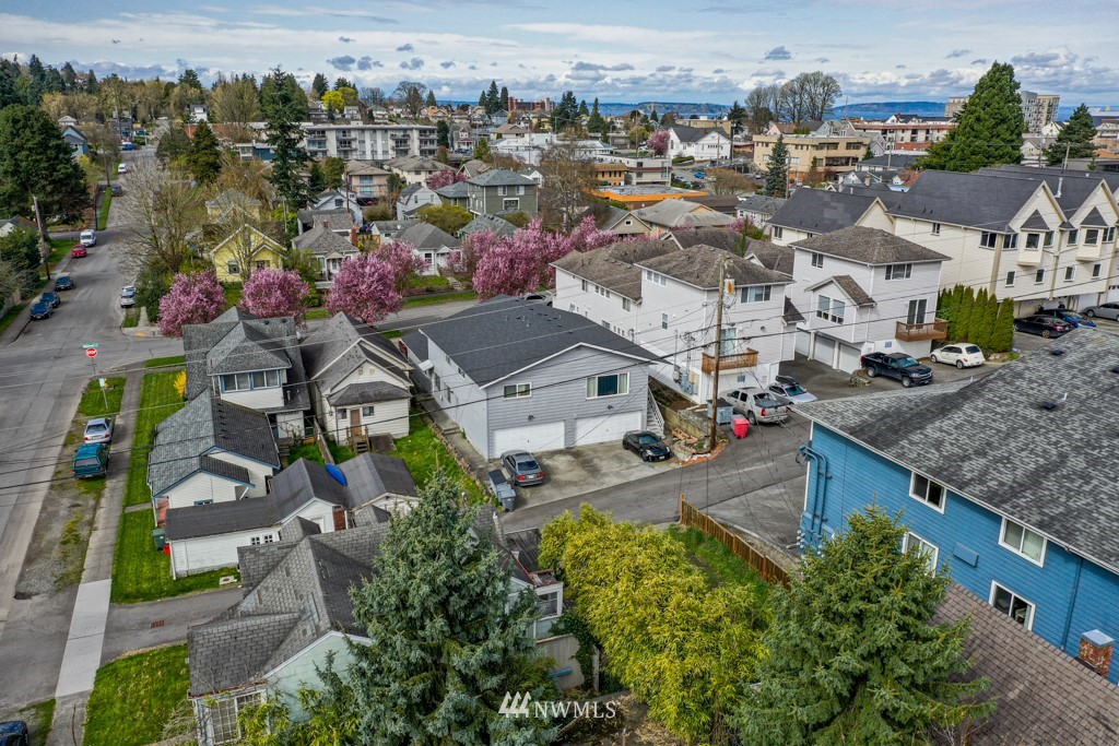 3325 Rockefeller Avenue Everett, WA 98201 - Photo 4 of 32 an aerial view of a house with a garden
