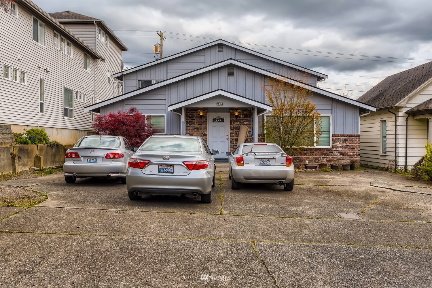 3325 Rockefeller Avenue Everett, WA 98201 - Photo 6 of 32 a car parked in front of a house