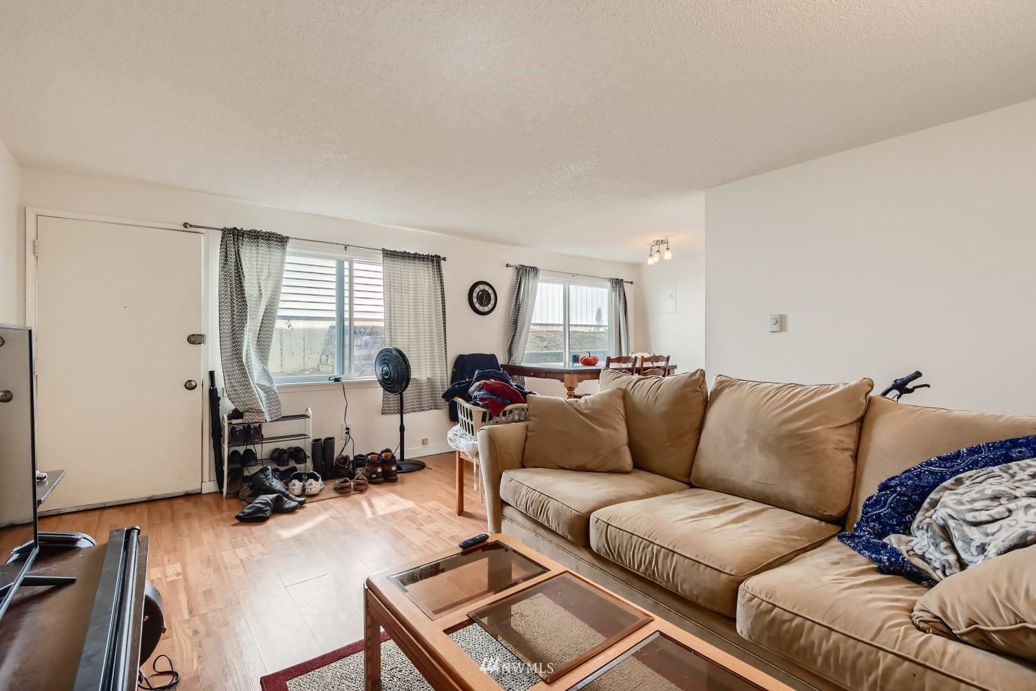 3325 Rockefeller Avenue Everett, WA 98201 - Photo 10 of 32 a living room with furniture and a window