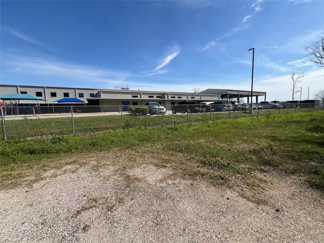 a view of a big room with a big yard