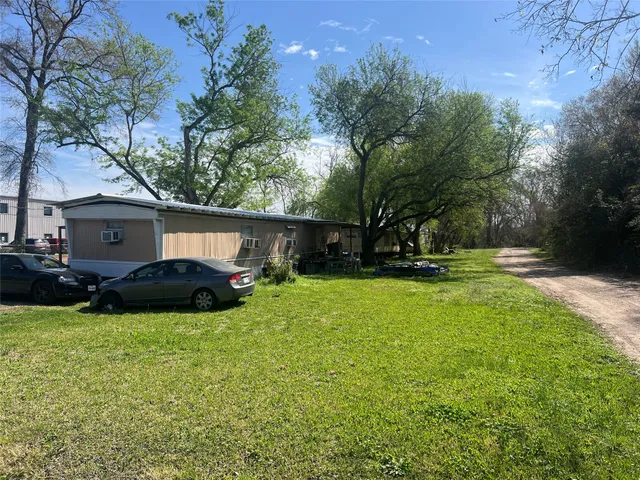 a view of a house with backyard and sitting area