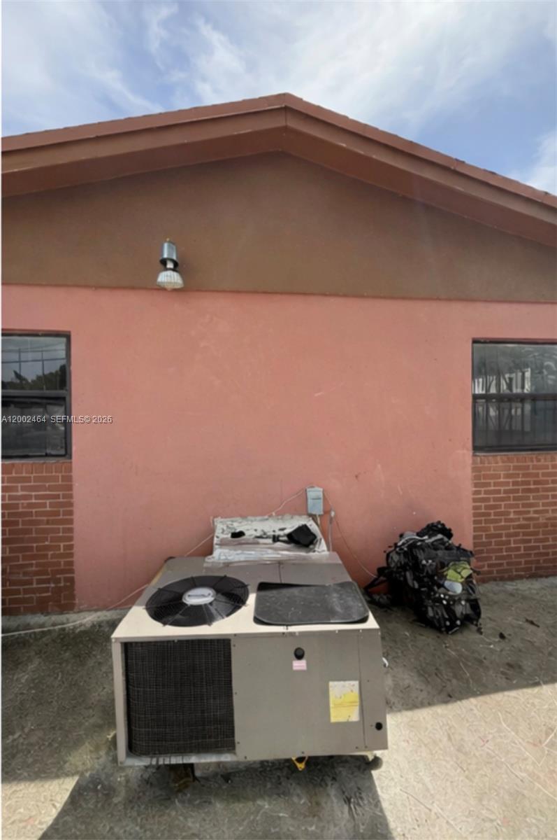 185 Northwest 82nd Street, Unit 1 Miami, FL 33150 - Photo 11 of 13 a utility room with dryer and washer