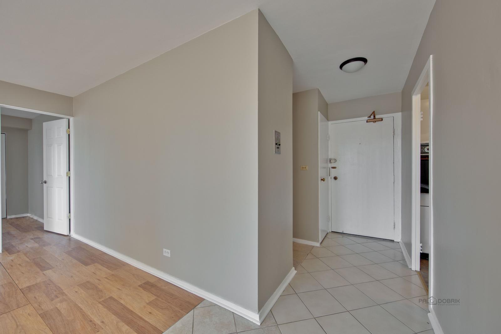 6157 North Sheridan Road, Unit 4M Chicago, IL 60660 - Photo 2 of 4 a view of a hallway with closet area