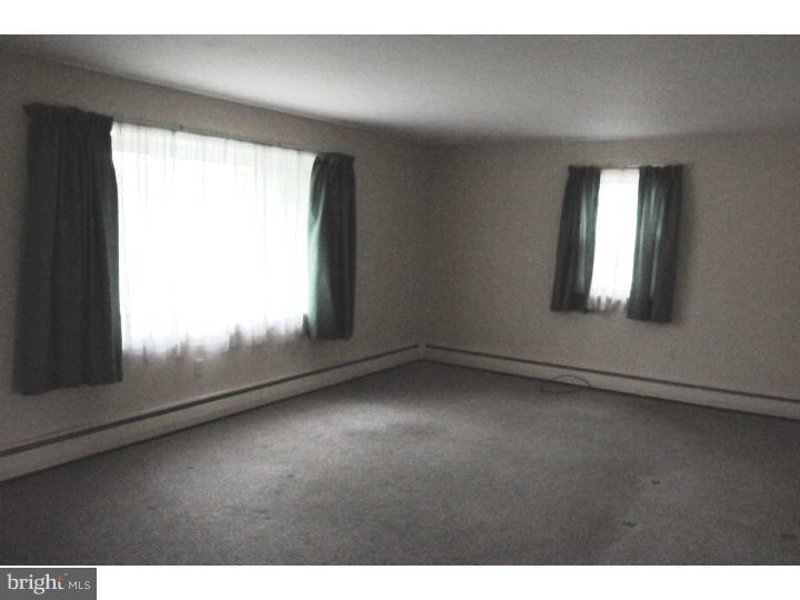 102 Hatfield Road Coatesville, PA 19320 - Photo 3 of 10 Living Room