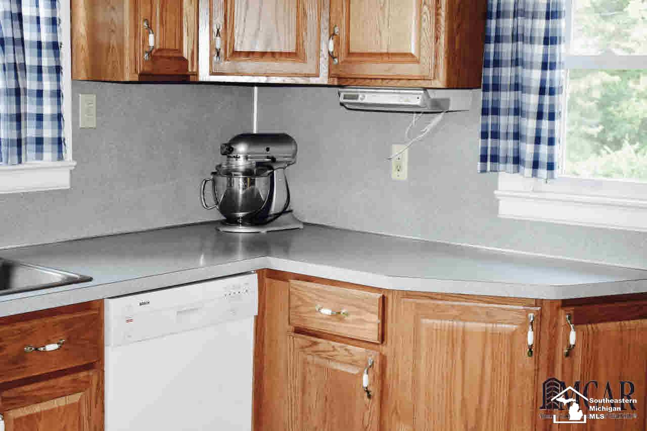 1986 Vivian Road Monroe, MI 48162 - Photo 15 of 31 Kitchen