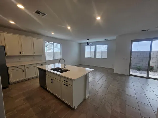 $2,495 | 548 West Fremont Pass, Apache Junction, AZ 85120