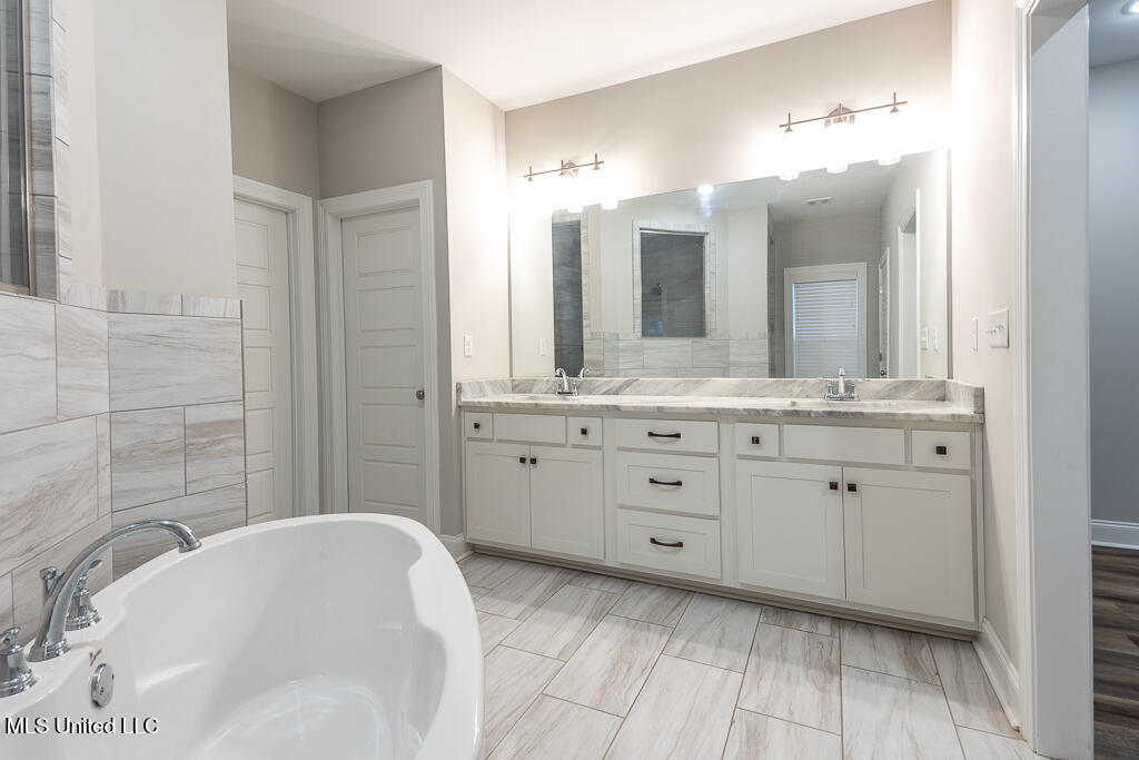 2024 Laughter Road Nesbit, MS 38651 - Photo 16 of 24 primary bath