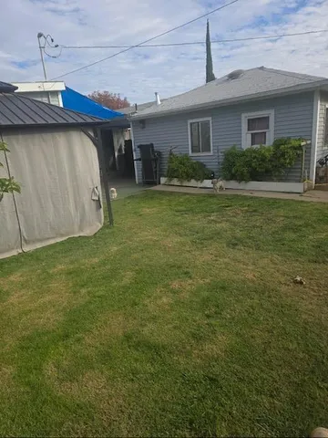 a view of a house with a backyard