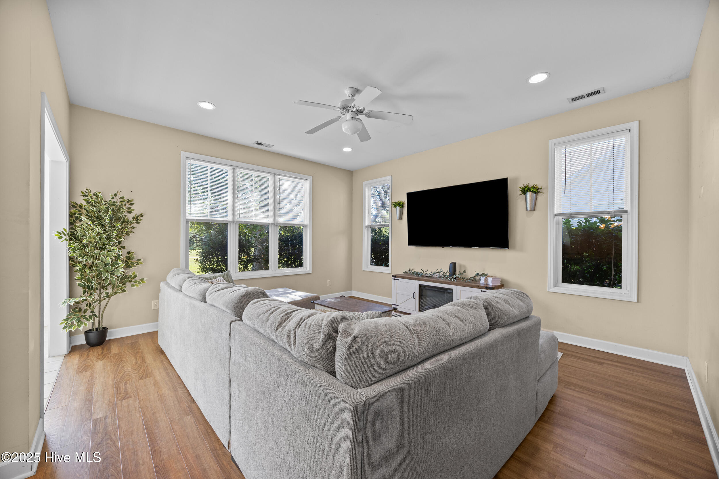 130 Azalea Drive Hampstead, NC 28443 - Photo 27 of 47 17_living room