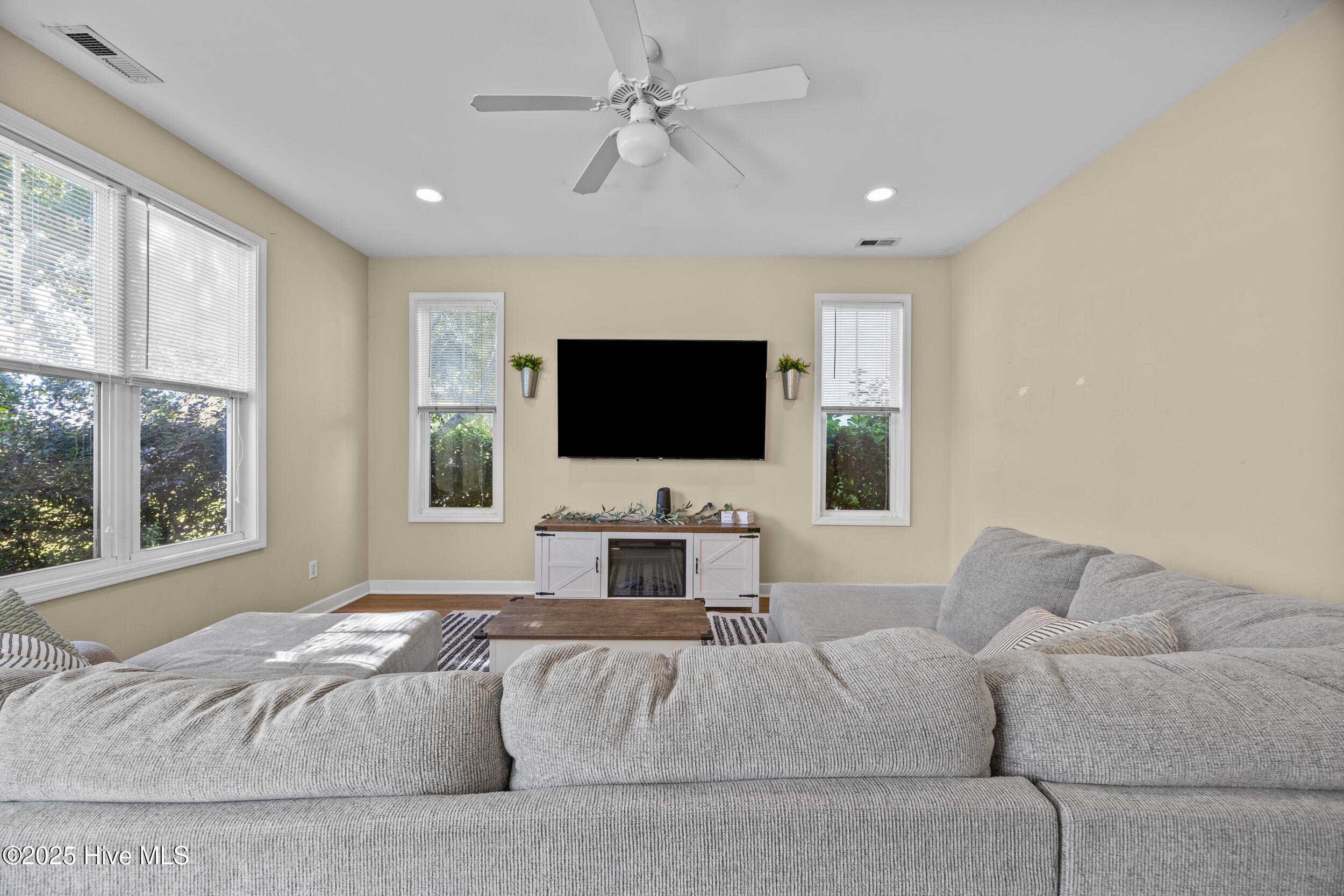 130 Azalea Drive Hampstead, NC 28443 - Photo 28 of 47 20_living room