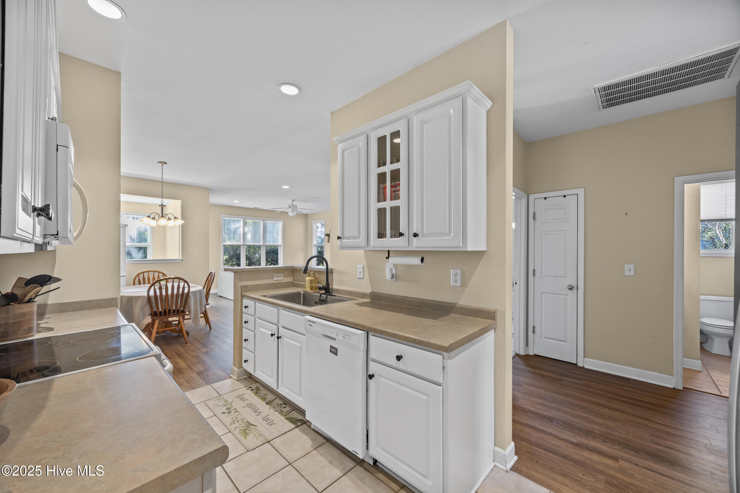 130 Azalea Drive Hampstead, NC 28443 - Photo 4 of 47 23_kitchen