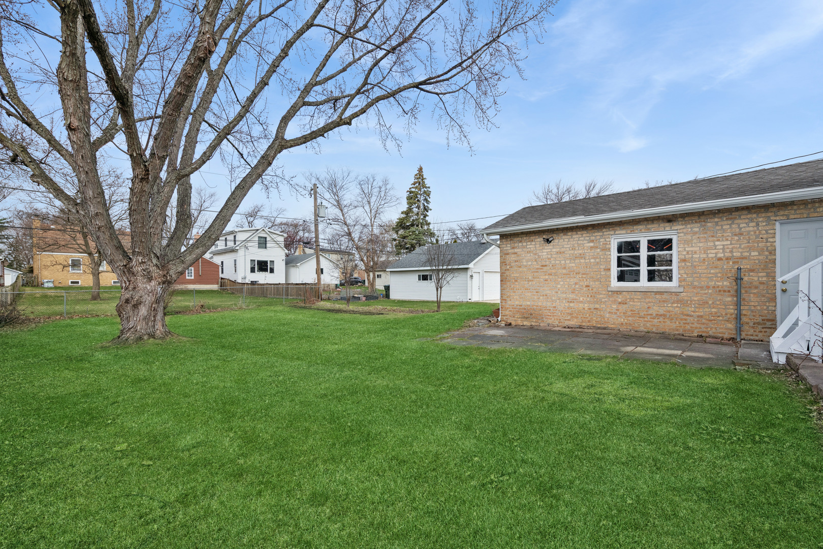 512 North Elm Street Mount Prospect, IL 60056 - Photo 19 of 24 a house view with a garden space