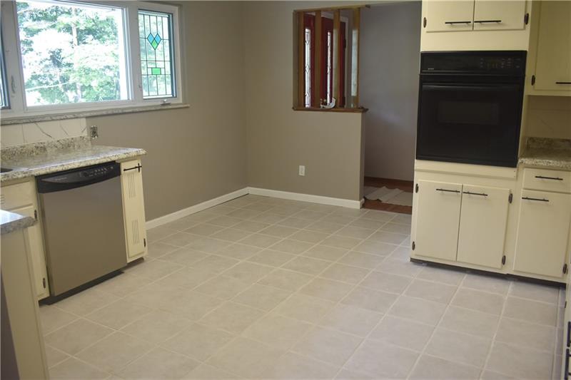 14 Beaver Grade Road McKees Rocks, PA 15136 - Photo 11 of 25 Large Eat N Kitchen