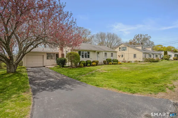 $600,000 | 4 Champlin Hill Court, East Lyme, CT 06357