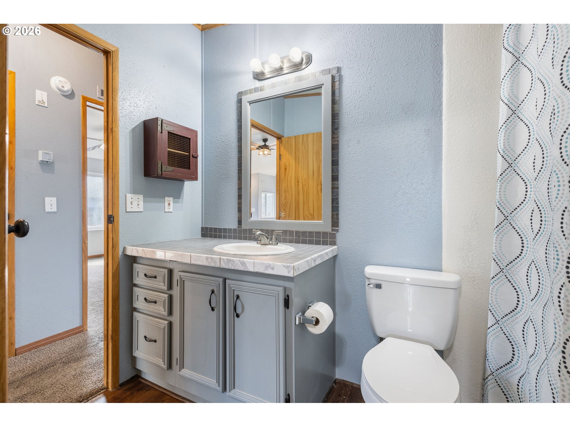 336 Franklin Place Longview, WA 98632 - Photo 12 of 28 a bathroom with a granite countertop toilet sink and mirror