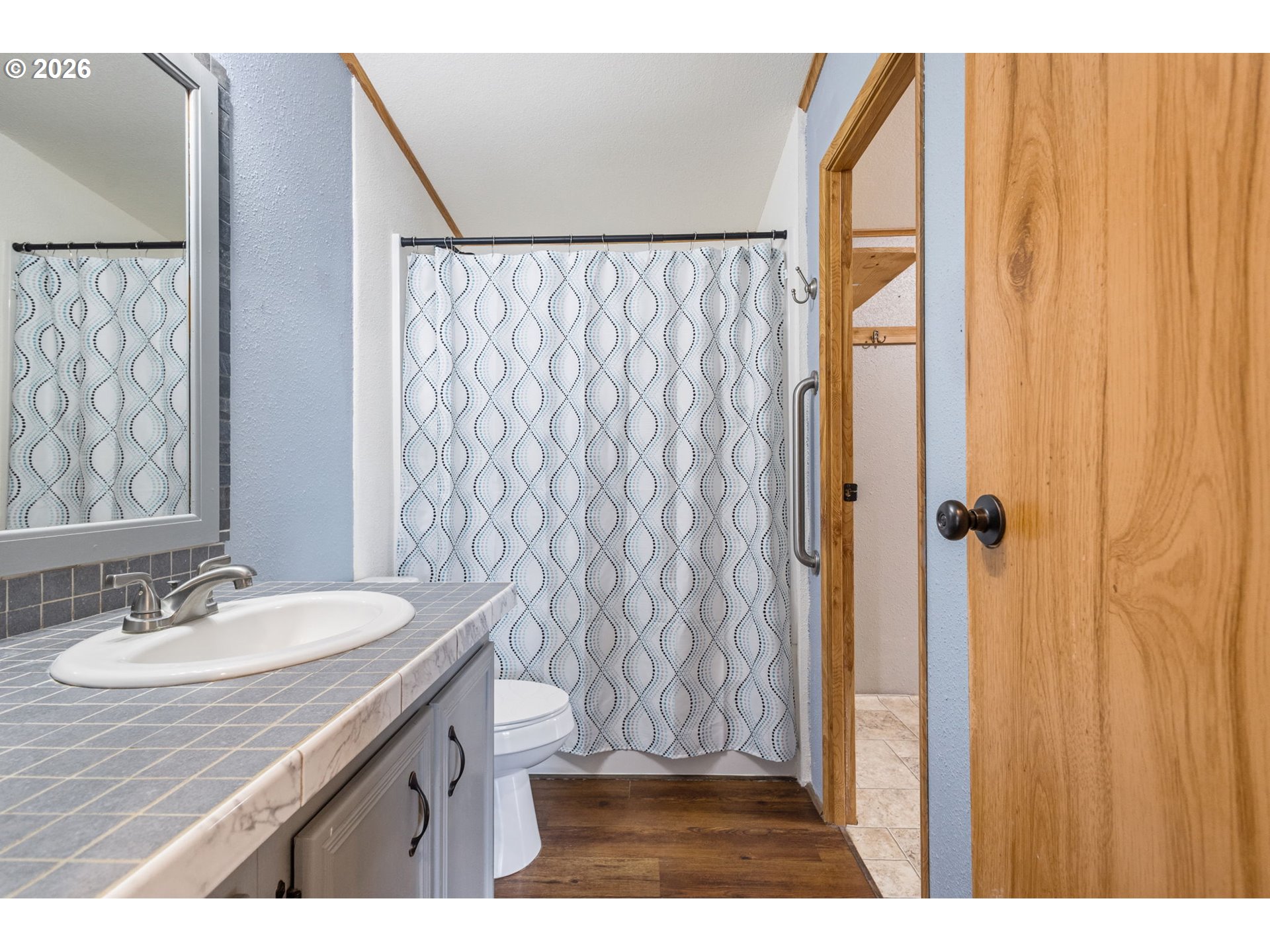 336 Franklin Place Longview, WA 98632 - Photo 13 of 28 a bathroom with a sink and a mirror