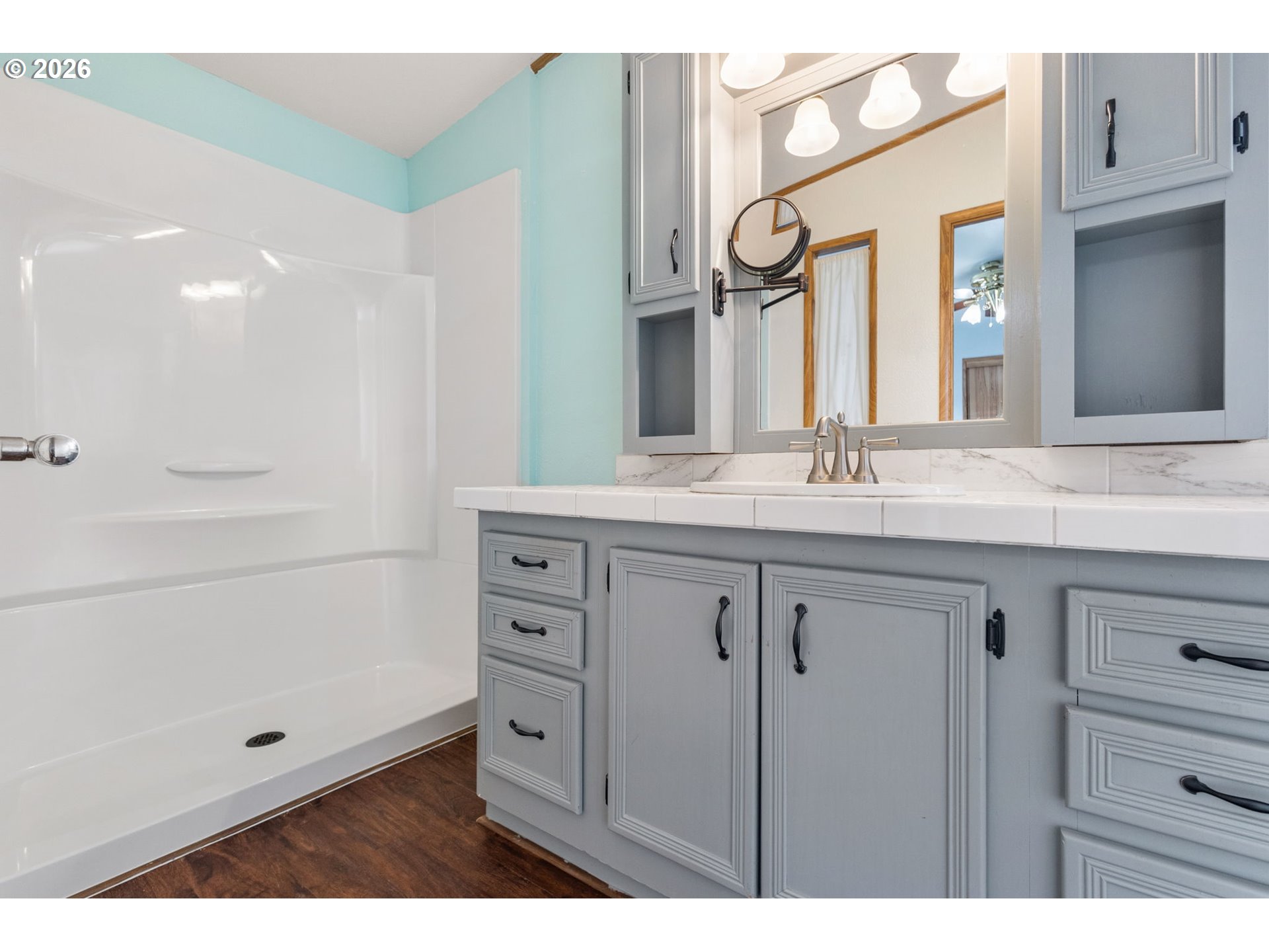 336 Franklin Place Longview, WA 98632 - Photo 18 of 28 a bathroom with a shower sink and mirror