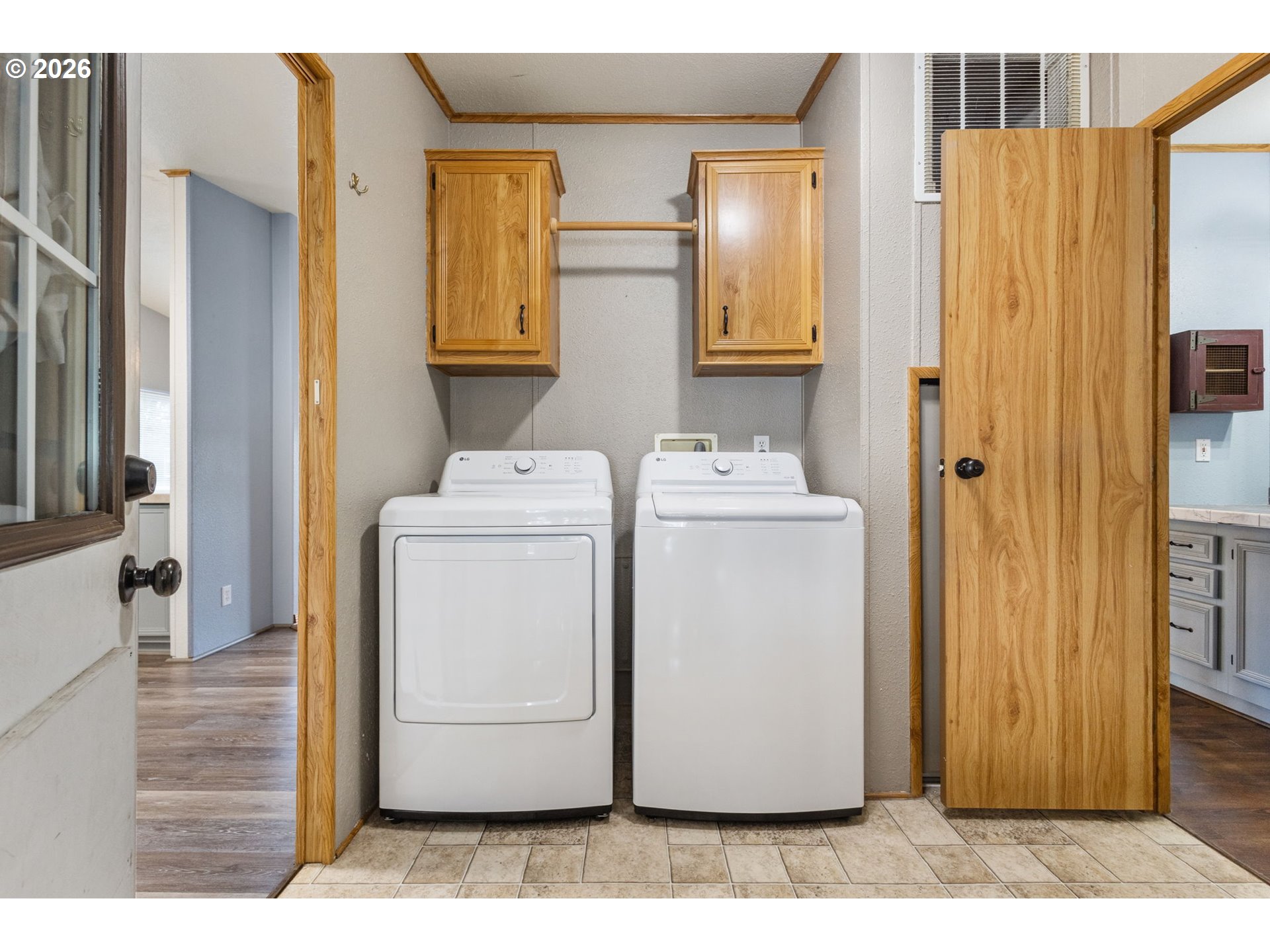 336 Franklin Place Longview, WA 98632 - Photo 19 of 28 a utility room with dryer and washer