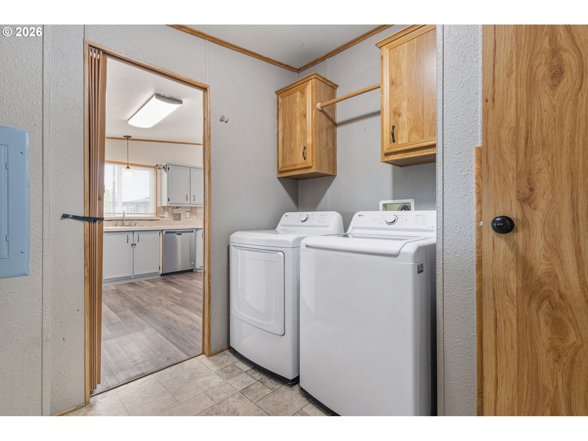 336 Franklin Place Longview, WA 98632 - Photo 20 of 28 a utility room with closet dryer and washer