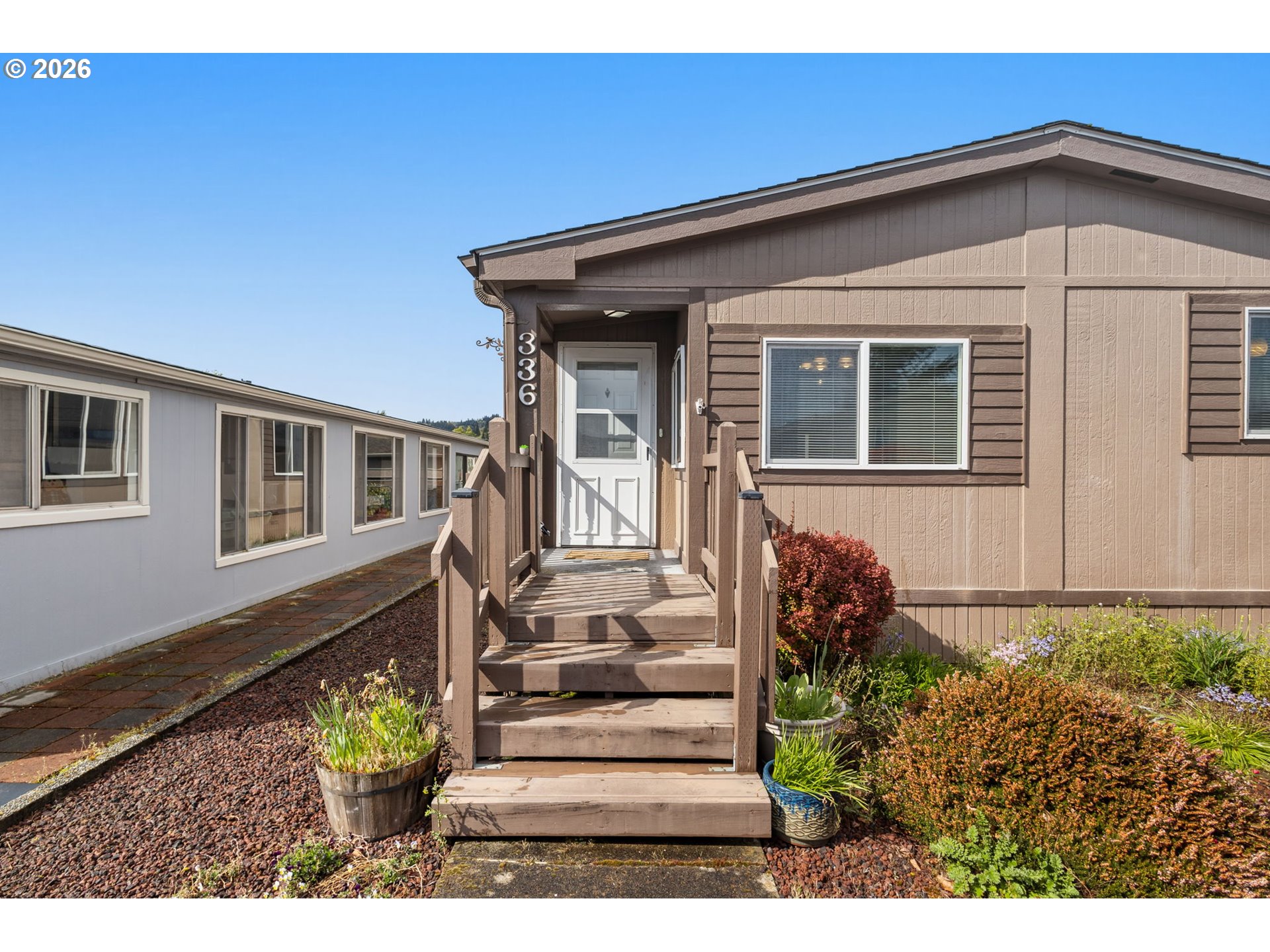 336 Franklin Place Longview, WA 98632 - Photo 4 of 28 a front view of a house with a garden