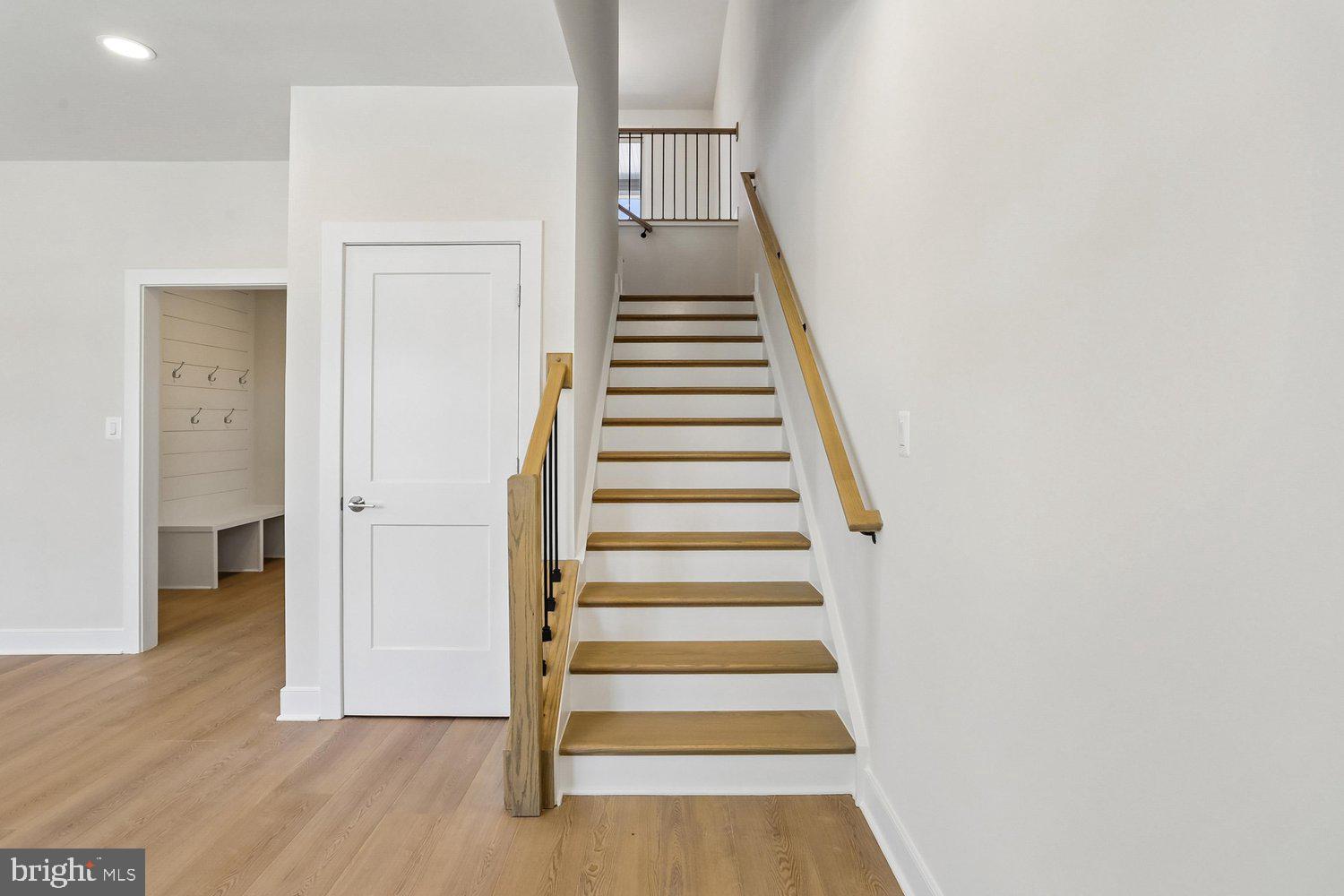 209 Allen Lane Poolesville, MD 20837 - Photo 10 of 74 Foyer to upper level