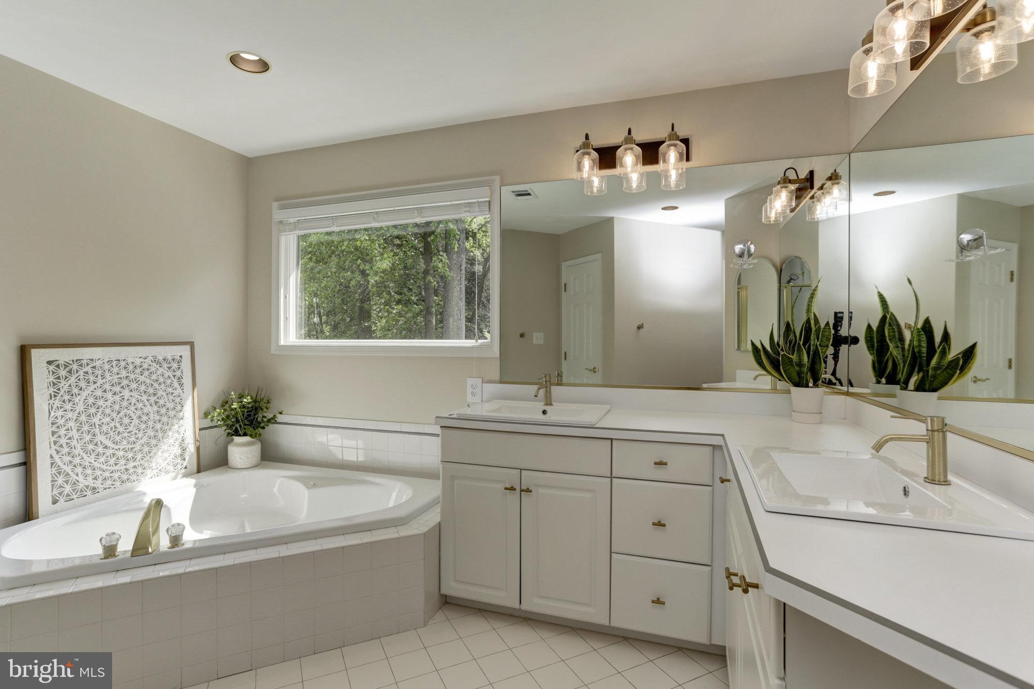 2008 Chesapeake Road Annapolis, MD 21409 - Photo 27 of 53 Primary bathroom with spa tub and shower