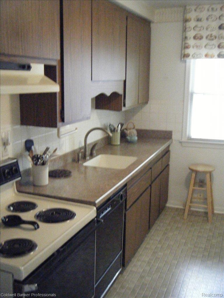 2685 Pembroke Road Birmingham, MI 48009 - Photo 5 of 9 Kitchen