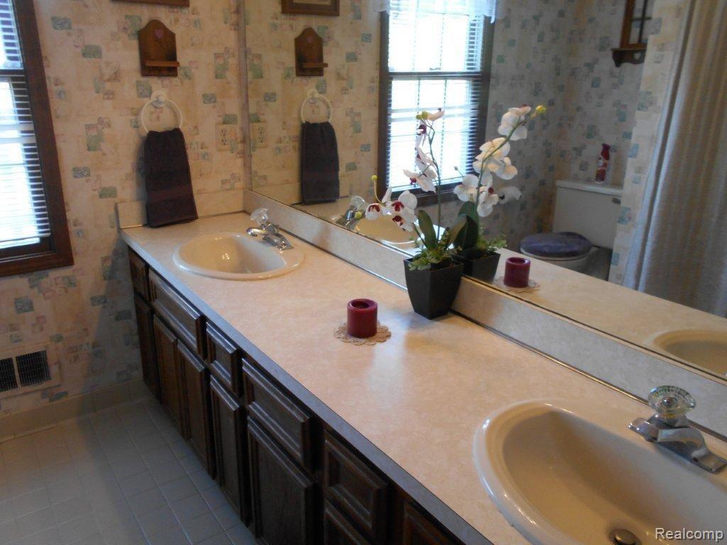 736 Stanford Circle Rochester, MI 48309 - Photo 31 of 41 DSCN0180.jpg
