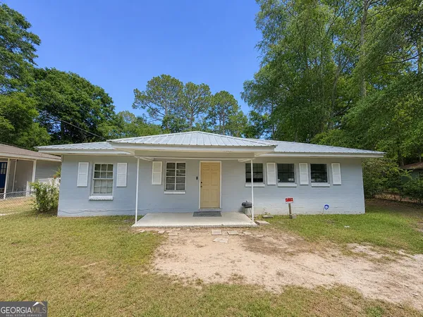 a view of a house with a backyard
