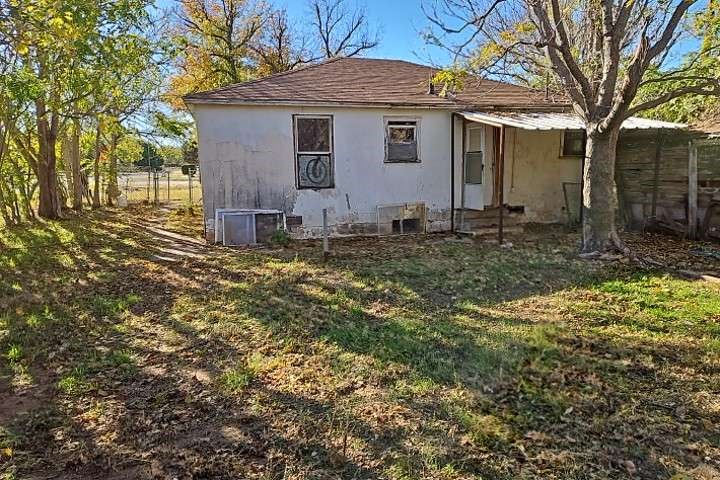 644 16th Street Colorado City, TX 79512 - Photo 2 of 12 a view of a house with a yard