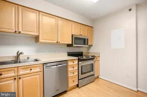$325,000 | 19385 Cypress Ridge Terrace, Unit 519, Leesburg, VA 20176