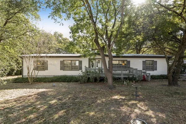 a view of a livingroom with furniture and windows