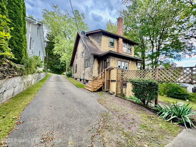 a view of backyard of the house