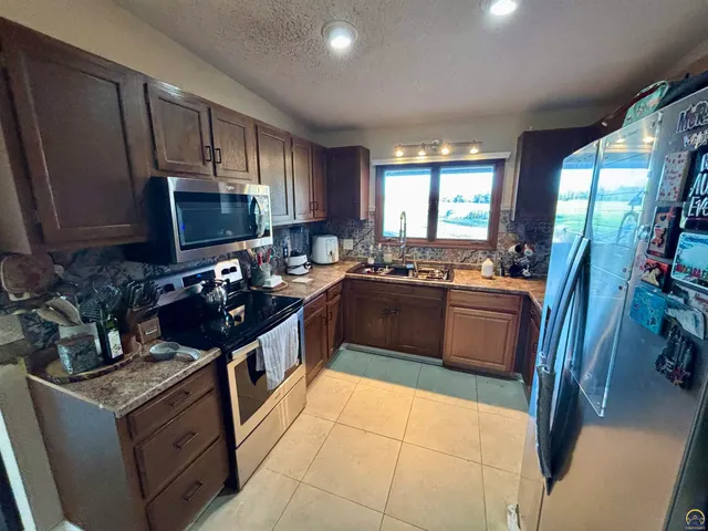 $214,900 | 924 East South Avenue, Emporia, KS 66801