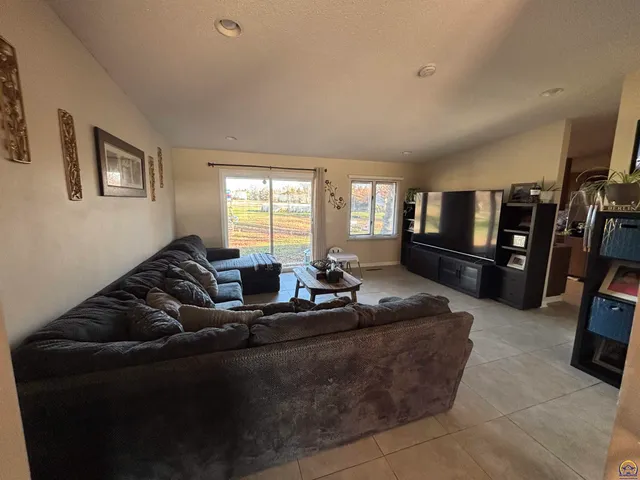 $214,900 | 924 East South Avenue, Emporia, KS 66801